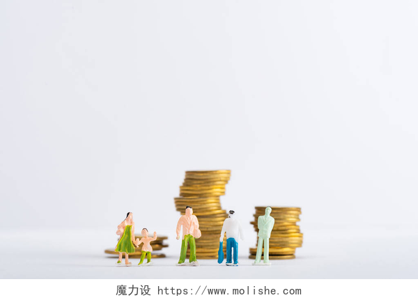 灰色背景上的一堆钱币和卡通小人与那些在白色表面上与白色相隔离的金币堆叠在一起的人的经济平等概念